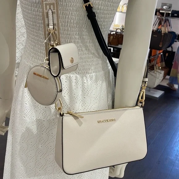 MICHAEL KORS
Jet Set Saffiano Leather Crossbody Bag with Case Apple Airpods Pro® - Picture 13 of 16